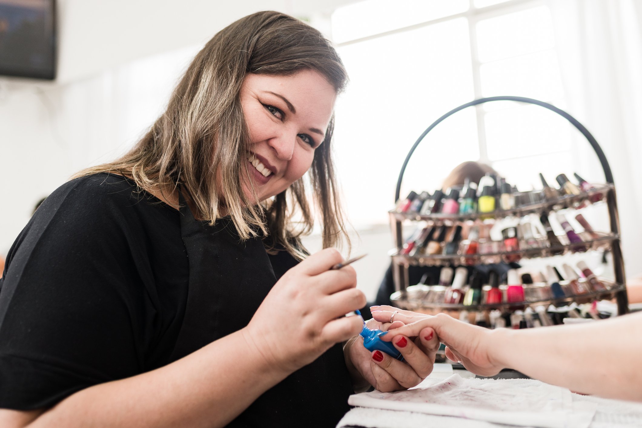 Para estimular empreendedorismo, Colorama cria curso para formar manicures