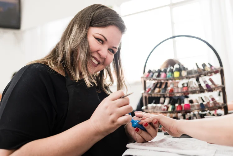 Curso profissionalizante: Colorama vai oferecer até 2 mil acessos gratuitos a cursos para manicures de todo país (Igor Alecsander/Getty Images)