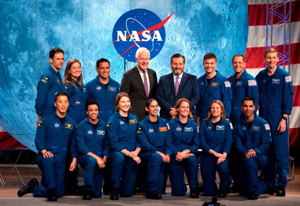 Senadores norte-americanos posam com astronautas graduandos da Nasa e da Agência Espacial Canadense durante cerimônia no Centro Espacial Johnson, em janeiro de 2020. Os 13 astronautas se tornarão elegíveis para voos espaciais, incluindo os do programa Artemis (MARK FELIX/AFP/Getty Images)