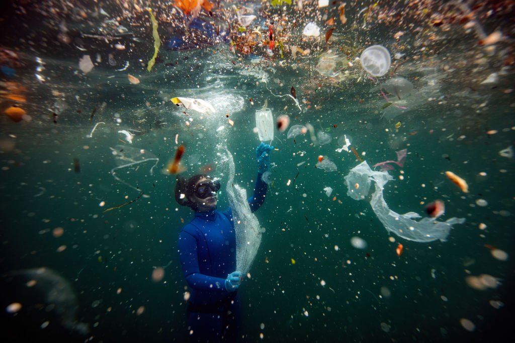 Mais de 80% da poluição marinha provém de atividades terrestres (Sebnem Coskun/Anadolu Agency/Getty Images)