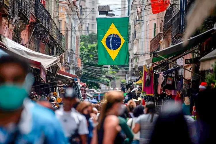 Pessoas caminham no centro do Rio de Janeiro, Brasil, em 08 de dezembro de 2020 (Mauro Pimentel / AFP/Getty Images)