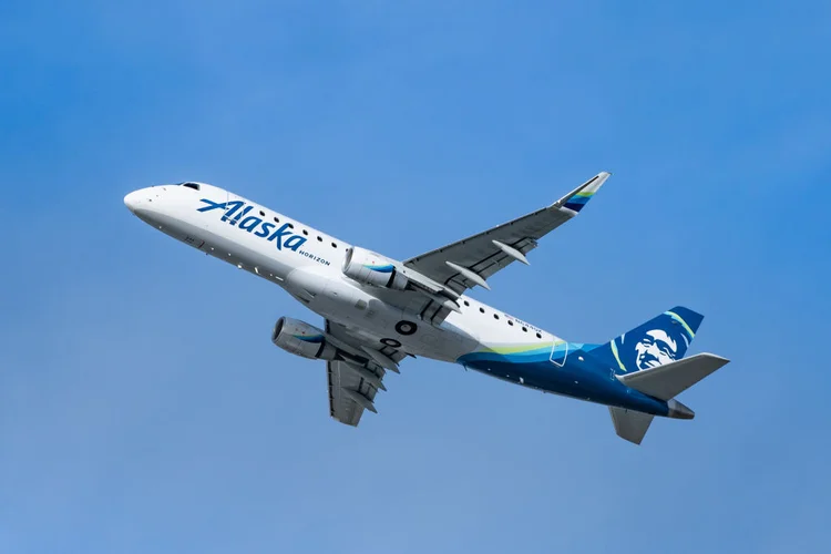 Avião da Alaska Airlines no ar; empresa está usando IA para otimizar rotas de voo (AaronP/Bauer-Griffin/GC Images/Getty Images)