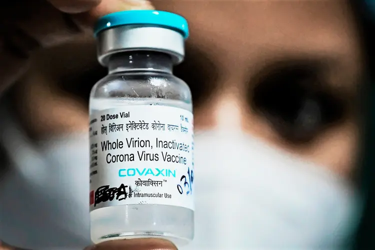 Infecções por coronavírus na Índia caíram quase pela metade em relação ao mês anterior (DIBYANGSHU SARKAR/AFP/Getty Images)