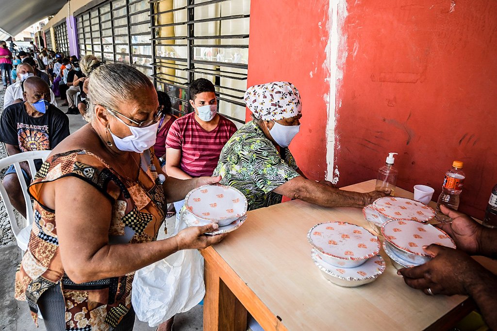 Doação de alimentos: Instituto C&A vai doar 7.200 cestas básicas em todo o país (Getty Images/NELSON ALMEIDA/AFP)