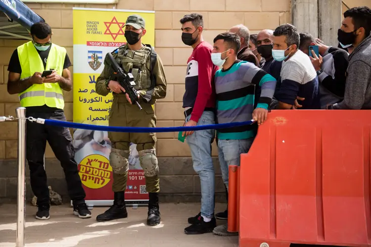 Vacinação de palestinos em Israel: apenas alguns trabalhadores que frequentam o país foram vacinados, mas a maioria dos palestinos ainda aguarda doses (Amir Levy/Getty Images)