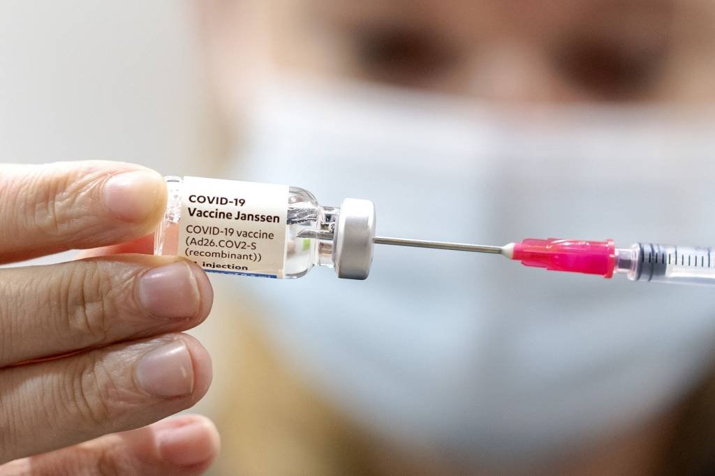 Nas últimas 24 horas, houve 1.012.624 aplicações. As primeiras doses foram aplicadas em 42,6 mil pessoas, enquanto 268,6 mil receberam a 2ª aplicação da vacina. (Getty Images/SANDER KONING/ANP/AFP)