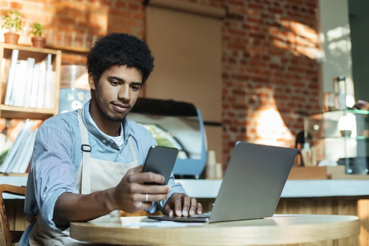 Pequenas empresas: projeto quer estimular a competitividade de comércios regionais no ecommerce (Prostock-Studio/Getty Images)