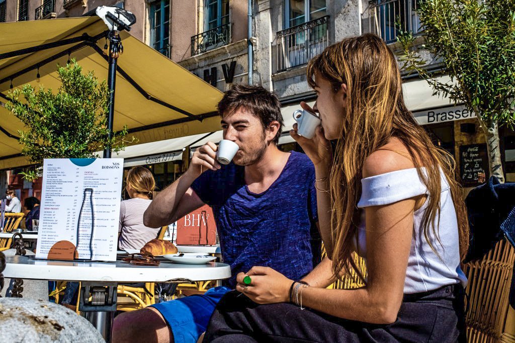 Após lockdown de 7 meses, França libera a abertura de cafés e restaurantes