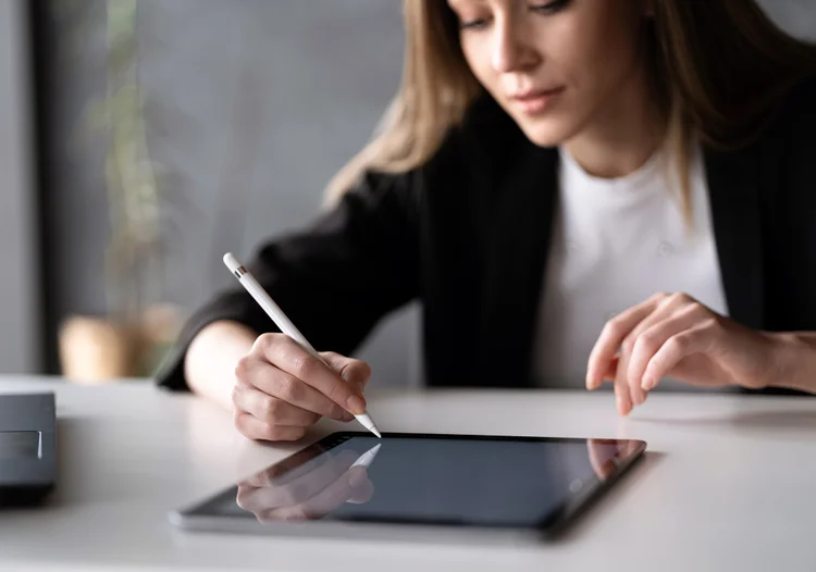 Contratos: as cláusulas não podem contrariar as condições que a lei exige como obrigatórias (ilkercelik/Getty Images)