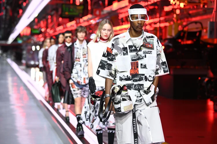 Modelos no desfile de lançamento da Ferrari.  (Daniele Venturelli/WireImage/Getty Images)