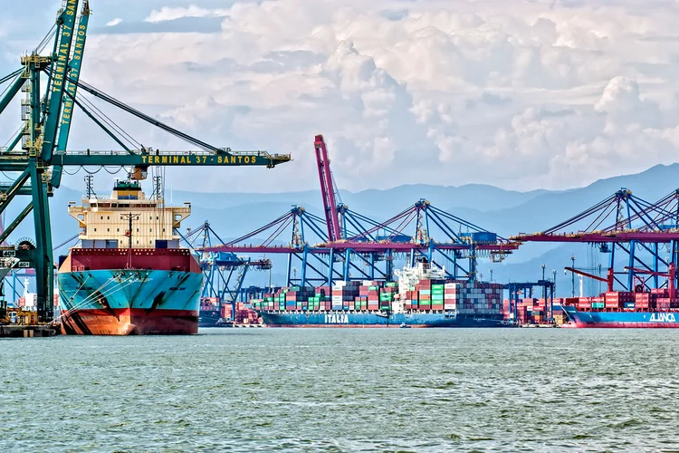 Porto de Santos, no litoral de São Paulo: Ambipar encontrou uma forma de transformar restos de açúcar, soja e outros grãos em ecoálcool (Rebeca Mello/Getty Images)