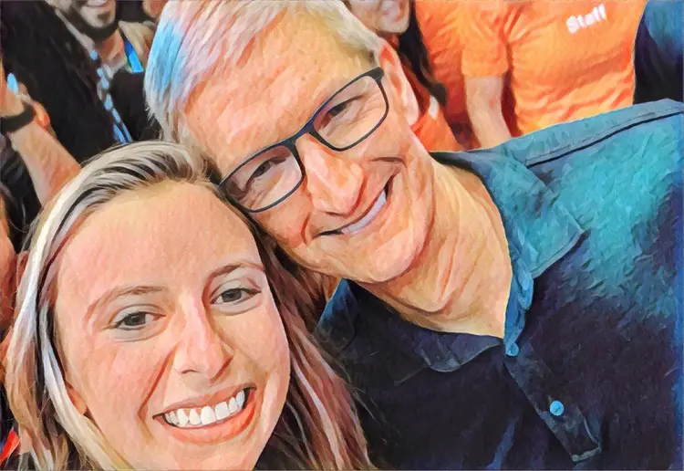 Karina Tronkos, estudante brasileira, e Tim Cook, presidente da Apple, durante conferência da gigante americana, nos tempos pré-covid (Karina Tronkos/Divulgação)