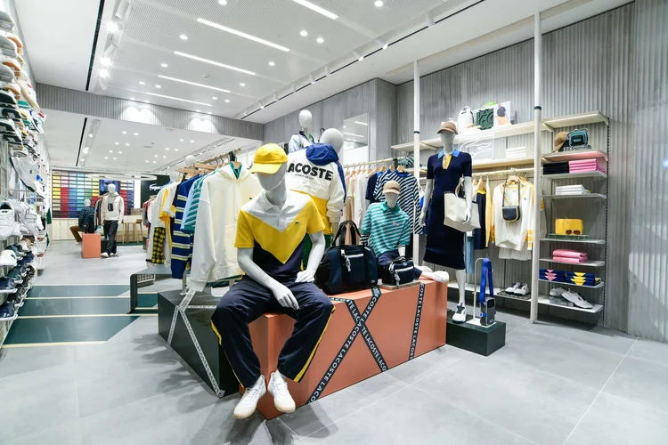 Loja da Lacoste no Iguatemi da Faria Lima: peças fashion logo na entrada (Lacoste/Divulgação)