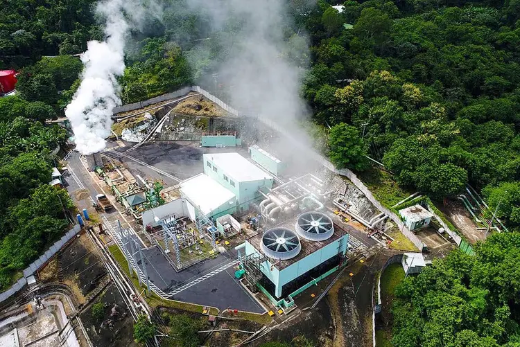 Usina geotérmica da LaGeo, em El Salvador (Nayib Bukele / Twitter/Reprodução)