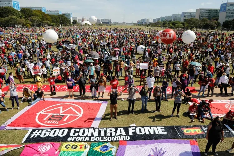 Membros da oposição e movimentos sociais em protesto contra o presidente Jair Bolsonaro, em Brasília (Agence France-Presse/AFP)