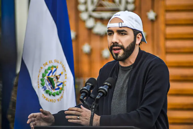 O Presidente Nayib Bukele investe parte da reserva do país em bitcoin (Camilo Freedman/Bloomberg/Getty Images)