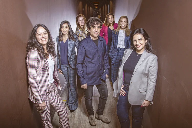 Ao centro, 
Ricardo Almeida. À esquerda, Andrea Paixão, Tatiane Silva e Flavia Roismann. À direita, Daniela de Carvalho,Giovana de Pieri e Larissa Morihama (Leandro Fonseca/Exame)