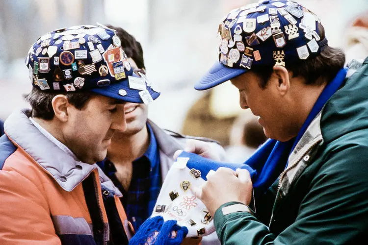 Tradicional troca de broches das Olimpiadas agora terá versão digital em blockchain (Walt Disney Television Photo Archives/Getty Images)