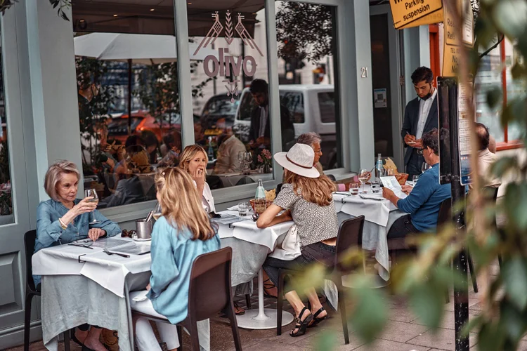 Jantar no Olivo, no bairro de Belgravia, em Londres. O Olivo é um dos muitos restaurantes na Grã-Bretanha que está tentando lidar com a escassez de trabalhadores. (Tom Jamieson/The New York Times)