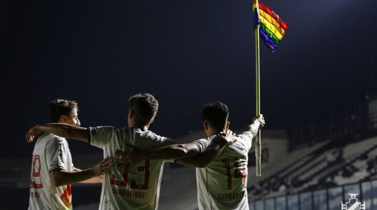 Como futebol brasileiro tem quebrado barreiras sobre a homofobia no esporte