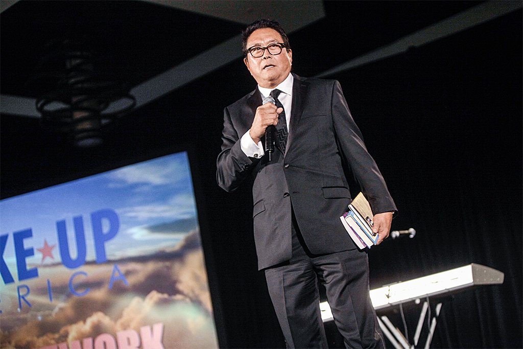 Robert Kiyosaki reafirma previsão de crise e diz: compre ouro e bitcoin