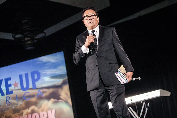 Robert Kiyosaki é famoso por suas previsões catastróficas sobre o mercado financeiro (Gage Skidmore/Wikimedia Commons)