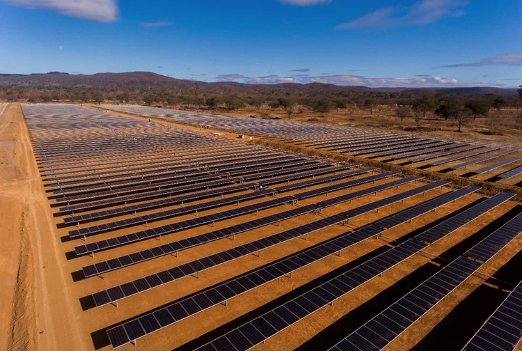 Conjunto de usinas fotovoltaicas que abastece o VillageMall, no Rio de Janeiro. (Bússola/Reprodução)