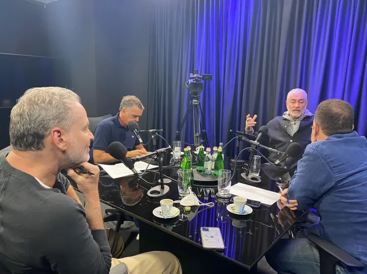 Gravação do Mesa Quadrada: na ordem, Dan, Caio Mesquita, Alex Atala e o Teco Medina | Foto: Divulgação (Divulgação/Divulgação)