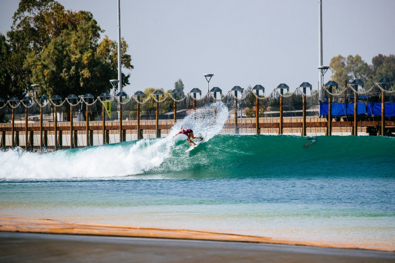 Pranchas na piscina: Filipe Toledo brilha no primeiro dia de Surf Ranch