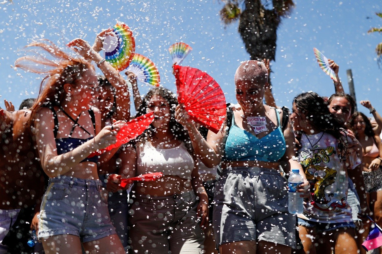 Parada do orgulho LGBT toma ruas de Tel Aviv