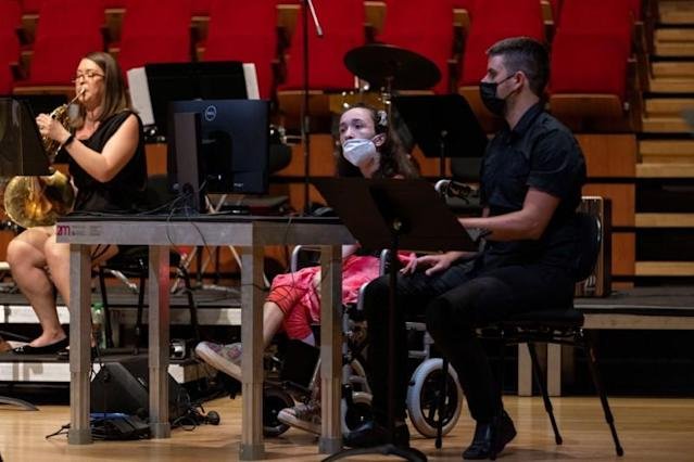 Tecnologia ajuda aluna com paralisia cerebral a tocar harpa com os olhos