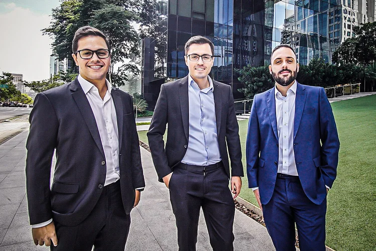 Marcelo Bassani, Marcos Bassani e Caio Ignacio, sócios da BBI Capital: aulas de iniciação ao mercado financeiro para investidores Brasil afora antes de montar uma assessoria de investidores (Divulgação/Divulgação)