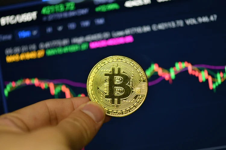 O bitcoin é negociado próximo de 58.650 dólares (SOPA Images/Getty Images)