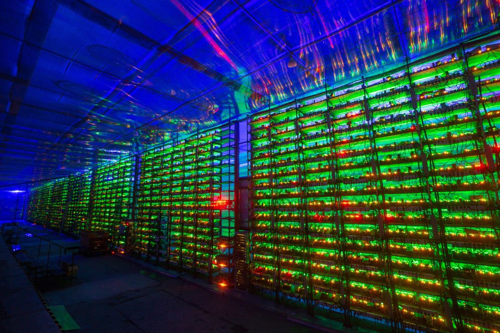 Mineração de criptomoedas é feita por máquinas específicas (Bloomberg/Getty Images)