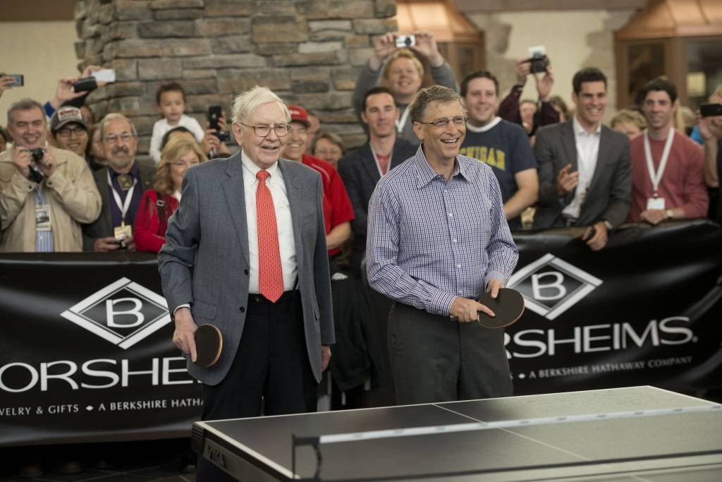 Warren Buffett e Bill Gates em evento em Omaha; investimento para reduzir a emissão de carbono | Foto: Daniel Acker/Bloomberg (Daniel Acker/Bloomberg)