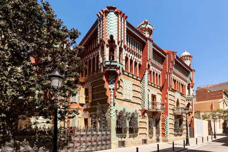 Fachada da Casa Vicens, em Barcelona. (Airbnb/Reprodução)