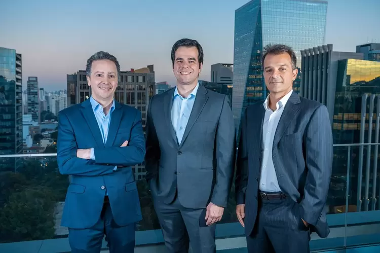O time da Clave Capital (a partir da esquerda): André Caldas, gestor de ações, Rubens Henriques, CEO, e Rodrigo Carvalho, gestor macro | Foto: Divulgação (Clave Capital/Divulgação)