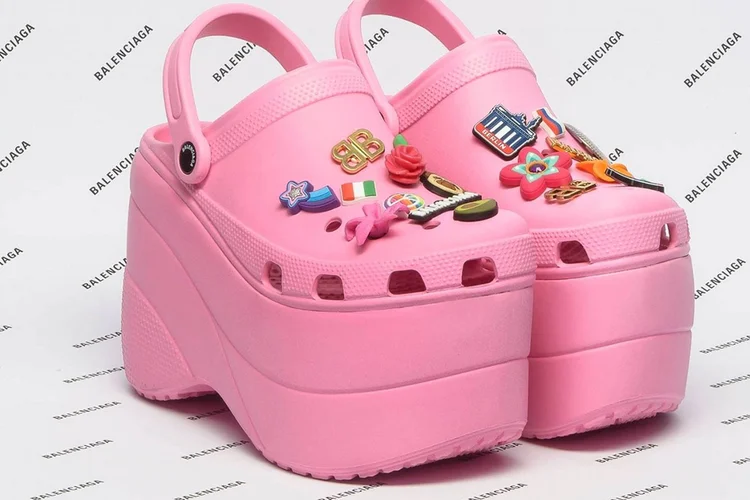 Collab entre Balenciaga e Crocs em 2017. (Balenciaga/Reprodução)