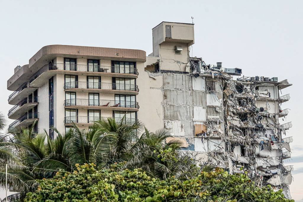 Edifício que desabou parcialmente em Miami Beach, na Flórida: subiu para 20 o número de mortos confirmados (Marco Bello/Reuters)