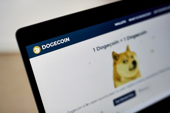 'Dogecoin é a pior criptomoeda que existe', afirma especialista britânica