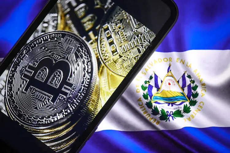 El Salvador começou a utilizar o bitcoin como moeda de curso legal de 7 de setembro (Anadolu Agency / Colaborador/Getty Images)