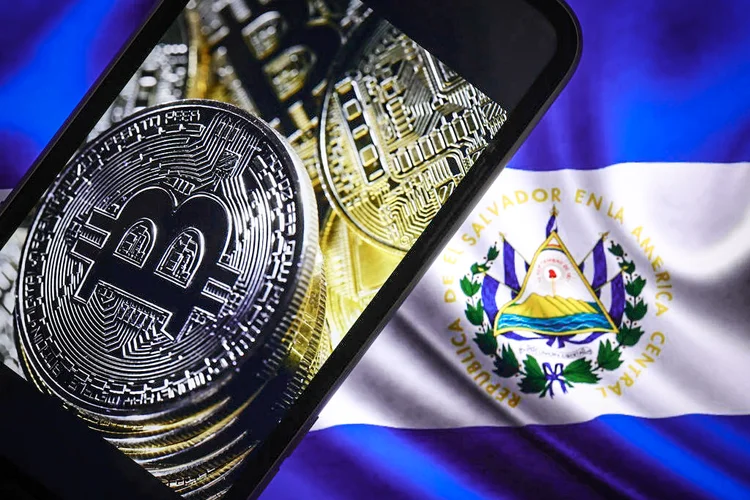 El Salvador foi o primeiro país a adotar o bitcoin como moeda de curso legal (Anadolu Agency / Colaborador/Getty Images)