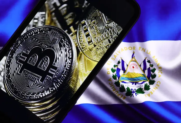 El Salvador adotou o bitcoin como moeda de curso legal em 2021 (Anadolu Agency / Colaborador/Getty Images)