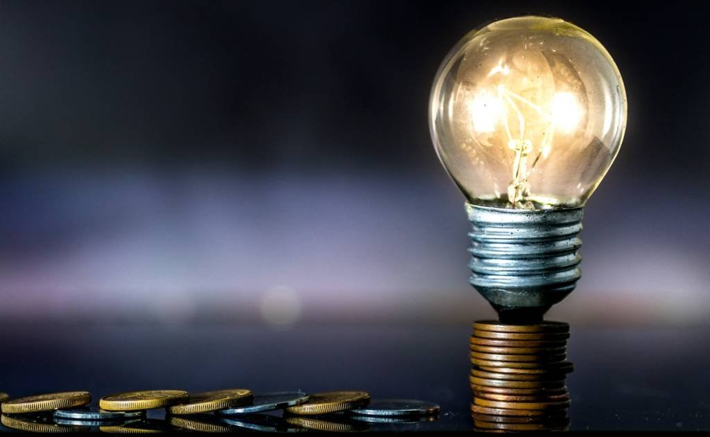 Energia Elétrica: A estimativa atual representa um aumento de 45% no valor previsto em junho pelo Ministério de Minas e Energia (MME), de R$ 8,99 bilhões (brunorbs/Getty Images)