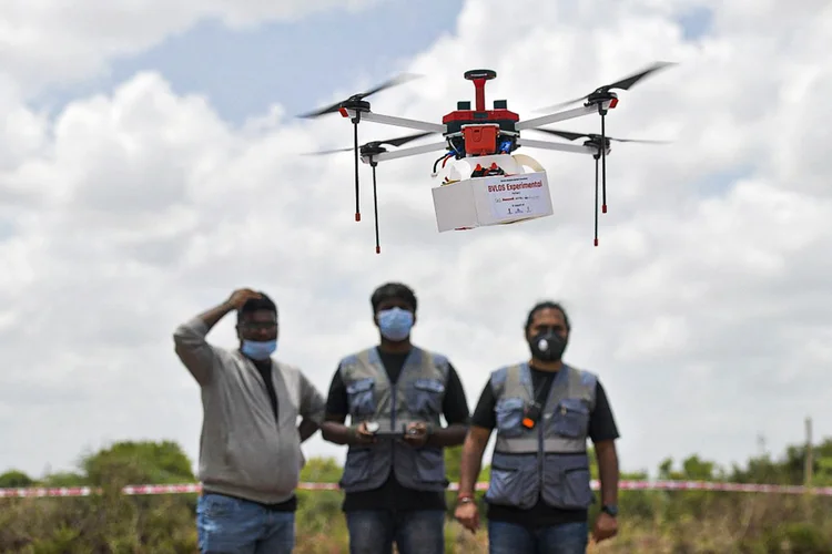 Índia testa envio de medicamentos com drone a zonas remotas
 (Manjunath Kiran/AFP)