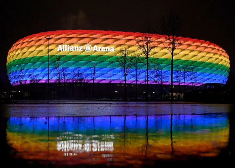 Bayern de Munique x TSG 1899 Hoffenheim - Allianz Arena, Munique, Alemanha - Visão de fora do estádio com as cores do arco-íris após partida (Andreas Gebert/Reuters)