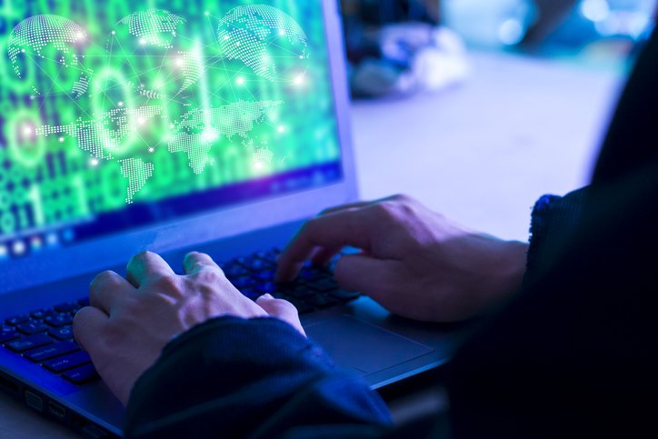 Empresa que "supera criatividade" de hackers já lucrou milhões em 2022 (seksan Mongkhonkhamsao/Getty Images)