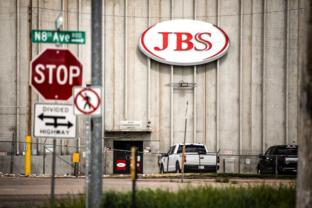 Potencial comprador pode ser a própria JBS, que possui um programa de recompra ativo | Foto: Chet Strange / GettyImages (Chet Strange / Correspondente/Getty Images)