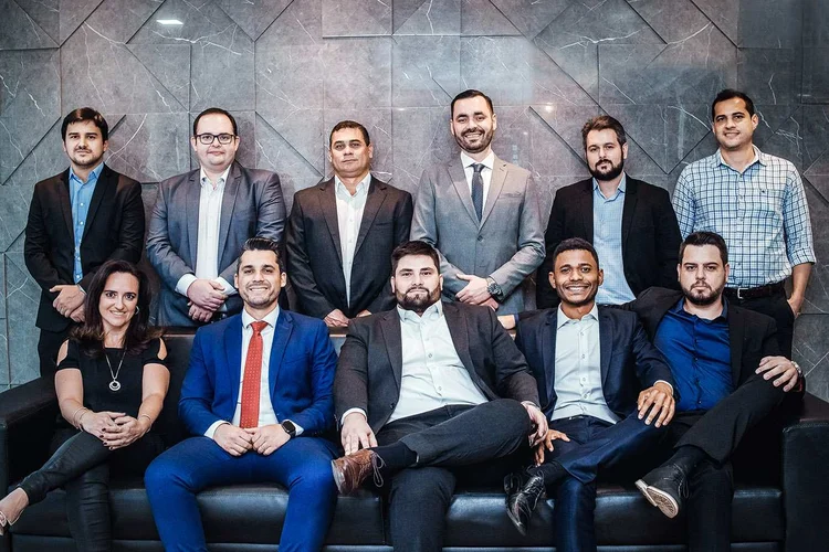 Lucas Fleury, Diego Horst, Marcio Barros, Antônio Pacheco, Marcelo Sousa Filho, Gustavo Di Faria (em pé); Carla Lepski, Wellington Alves, Pedro Paniago, José Ilton Almeida, Rafael Lee (sentados), diretores da Kaza Capital: meta de dobrar patrimônio líquido de clientes em dois anos (Divulgação/Divulgação)