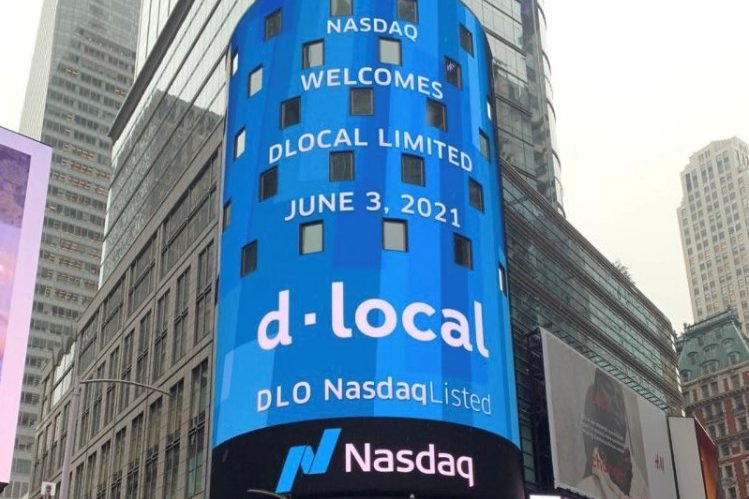 Painel eletrônico da Nasdaq em Times Square, em Nova York, saúda a estreia da fintech dLocal: Ação tiveram maior queda desde IPO (Reprodução/Reprodução)
